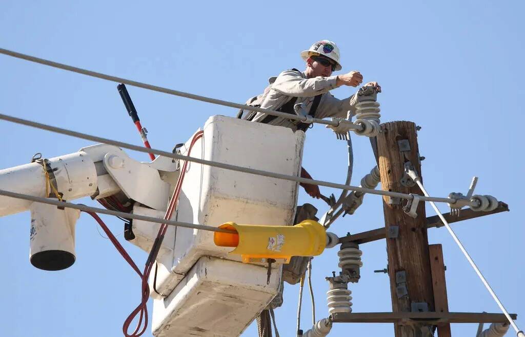 Trabajadores de NV Energy arreglan líneas eléctricas el miércoles 17 de julio de 2019, en He ...