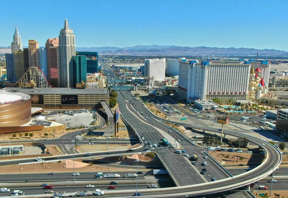 Una vista aérea de Tropicana Avenue y la Interestatal 15 en Las Vegas, Nevada Martes, 18 de fe ...