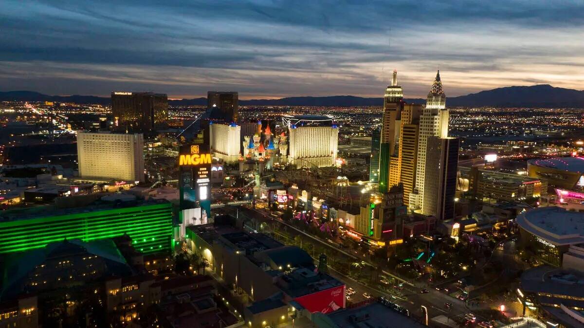 Vista aérea del sur del Strip de Las Vegas al atardecer del miércoles 12 de enero de 2022. (M ...