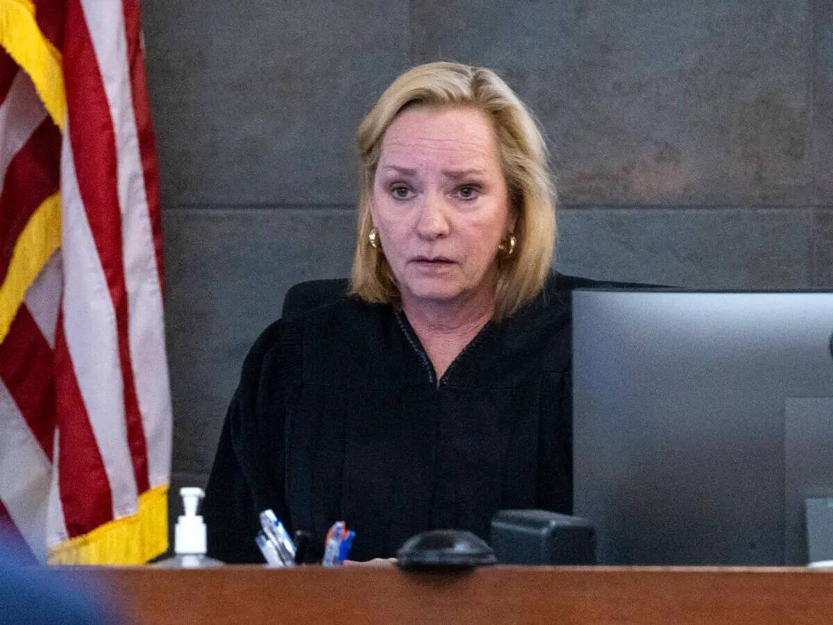 La jueza de paz de Las Vegas, Ann Zimmerman, preside una audiencia preliminar para el exdueño ...