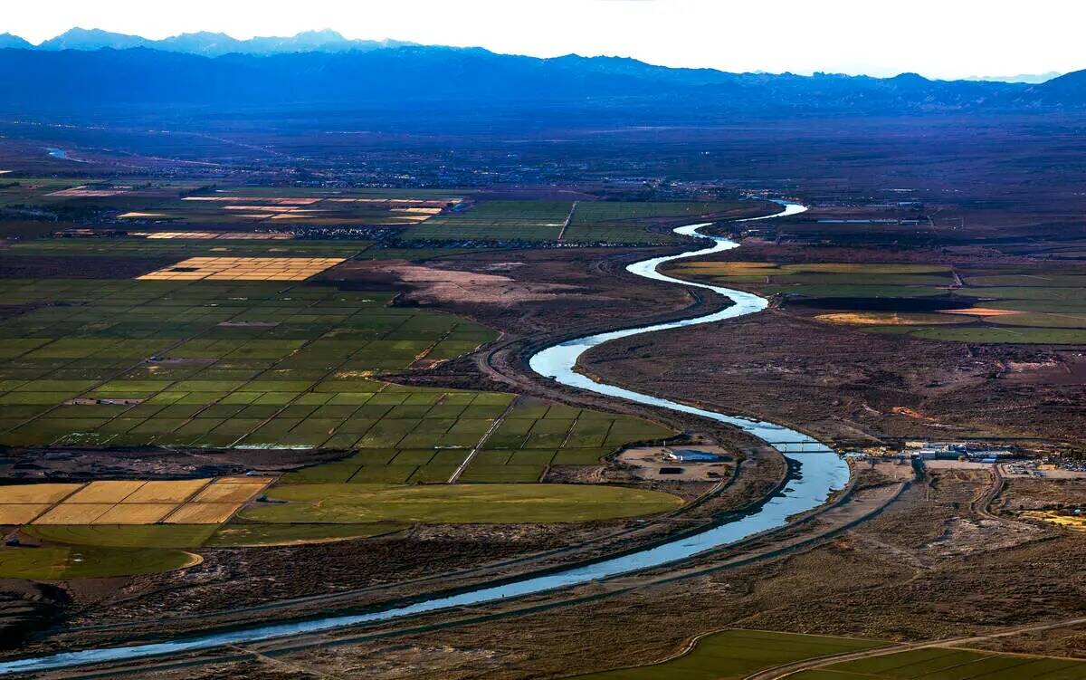 Bullhead City, izquierda, y Laughlin campos de cultivo se ven a lo largo del río Colorado el 2 ...
