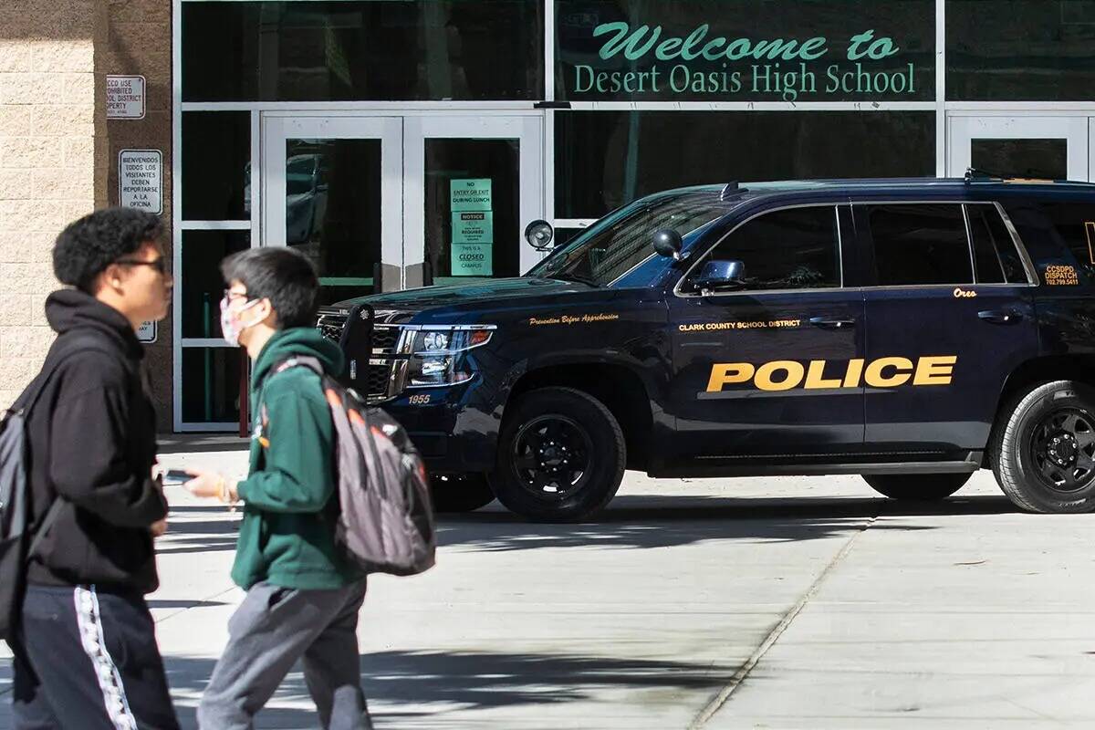 El vehículo de la policía del distrito escolar del Condado Clark se ve en Desert Oasis High S ...