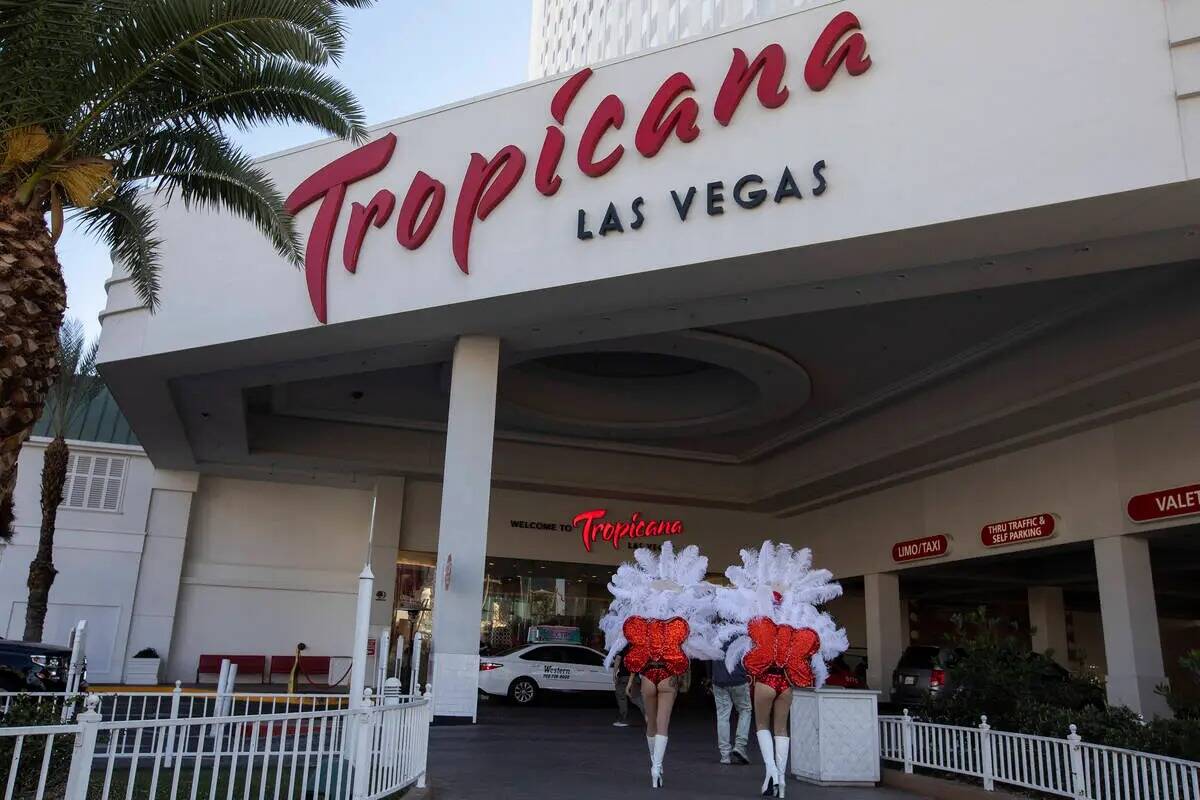 Coristas caminan fuera de Tropicana en febrero de 2020 en Las Vegas. (Ellen Schmidt/Las Vegas R ...