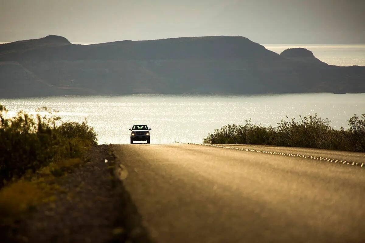 Un vehículo circula por Lake Shore Road, en el Área Recreativa Nacional del Lago Mead. (Las V ...