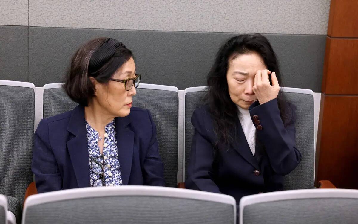 So Kim, a la derecha, madre de Chan Park, declarado culpable de asesinato en primer grado y sec ...