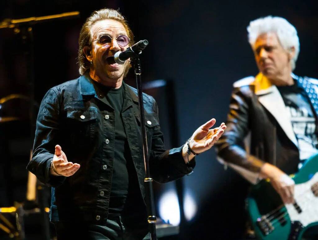 Bono de U2 se presenta en T-Mobile Arena en Las Vegas el viernes 11 de mayo de 2018. (Chase Ste ...