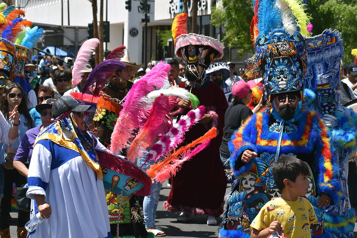 El numeroso contingente de Chinelos del estado de Morelos, México; la Comparsa Fiesta Morelens ...