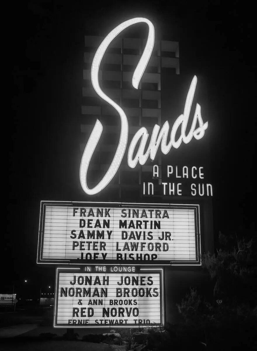 La marquesina del Sands con Frank Sinatra, Dean Martin, Sammy Davis Jr, Peter Lawford y Joey Bi ...