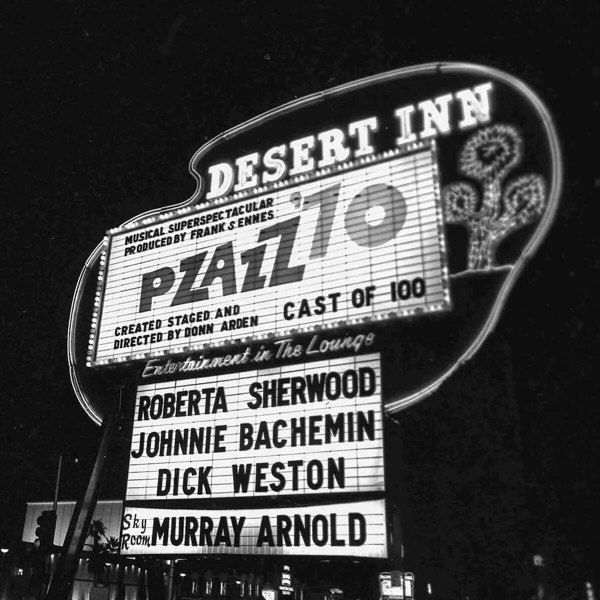 La marquesina del Desert Inn con Pzazz '70 el 24 de noviembre de 1969. (Las Vegas News Bureau)