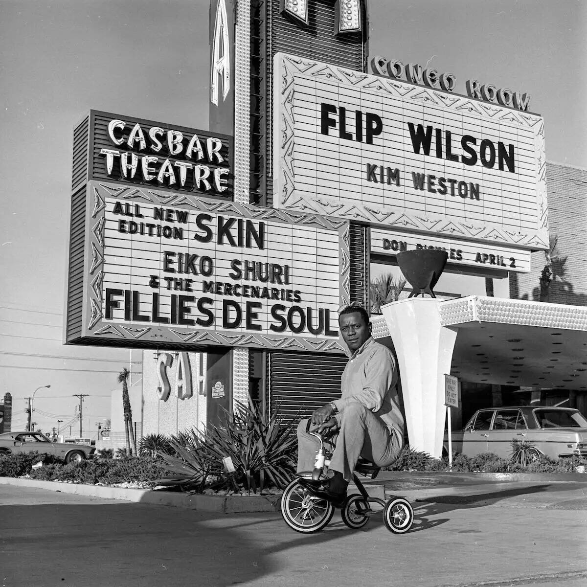 Flip Wilson sobre un triciclo fuera del Sahara el 18 de marzo de 1970. (Las Vegas News Bureau)