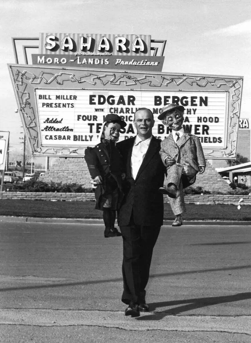 Edgar Bergen con un par de amigos en el Sahara el 22 de marzo de 1955. (Las Vegas News Bureau)