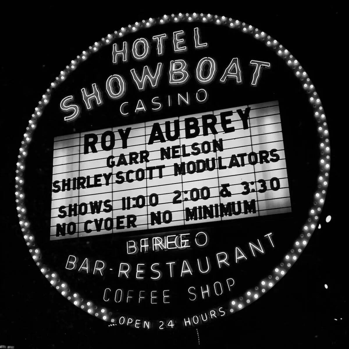 Roy Aubrey es el titular de cartel en Hotel Showboat Casino el 31 de diciembre de 1955. (Las Ve ...