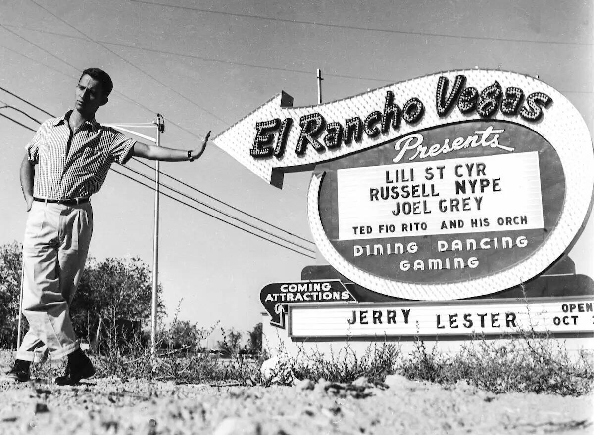 Joel Grey cuelga alrededor del cartel de El Rancho Vegas el 15 de mayo de 1955. (Las Vegas News ...