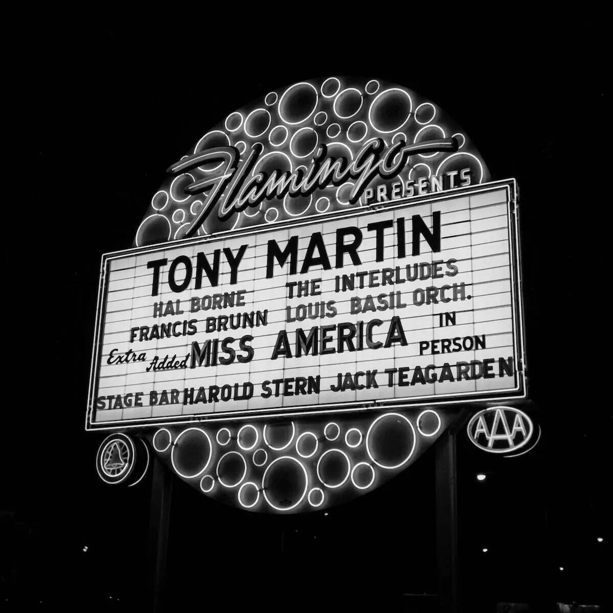 Tony Martin, entre otros, aparece en la marquesina del Flamingo el 31 de diciembre de 1955. (La ...