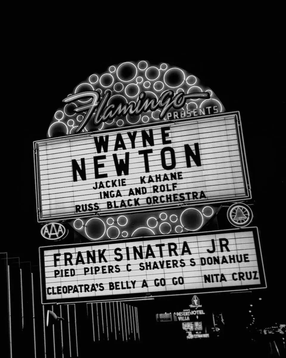 Wayne Newton y Frank Sinatra Jr. en Flamingo el 5 de noviembre de 1965. (Las Vegas News Bureau)