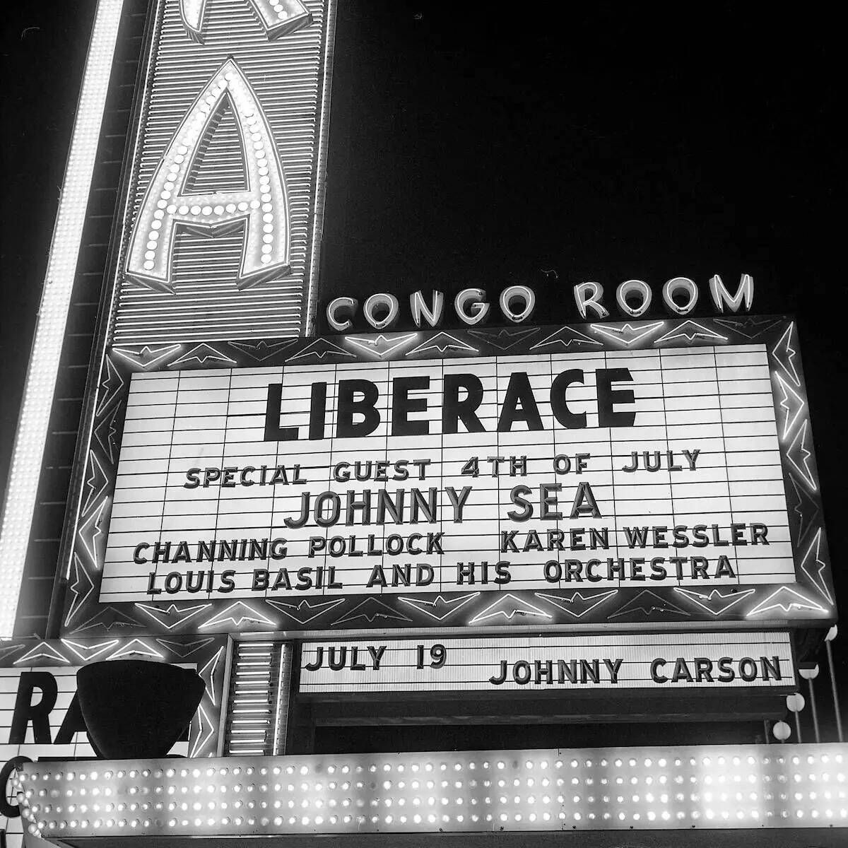 Liberace presentando a Johnny Sea con Gold Record en el escenario del Sahara Hotel el 4 de juli ...