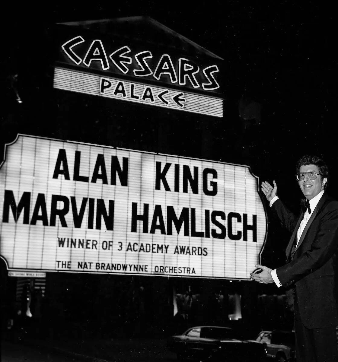 Marvin Hamlisch delante de la marquesina del Caesars Palace con él y Alan King el 7 de noviemb ...