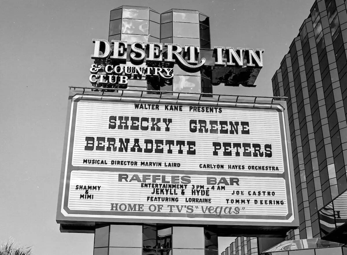 Shecky Greene y Bernadette Peters en Desert Inn el 13 de septiembre de 1979. (Las Vegas News Bu ...