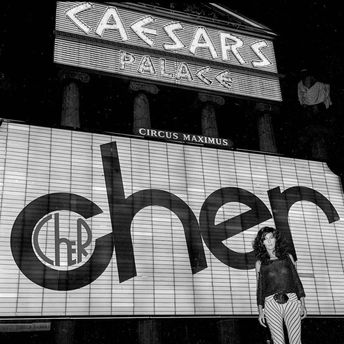Cher delante de la marquesina del Caesars Palace el 4 de julio de 1979. (Las Vegas News Bureau)