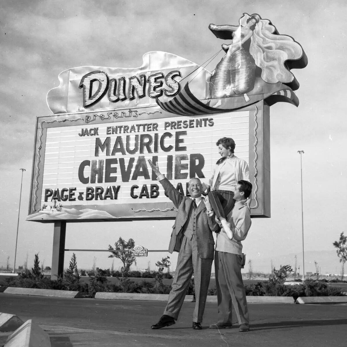 Maurice Chevalier en el escenario y posando en la fachada del Dunes Hotel de Las Vegas el 21 de ...