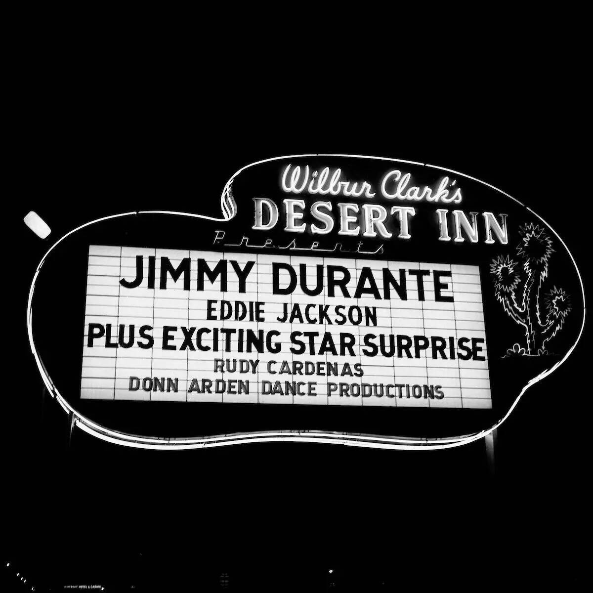 Una marquesina del Wilbur Clark's Desert Inn anunciando a Jimmy Durante y Eddie Jackson en Las ...