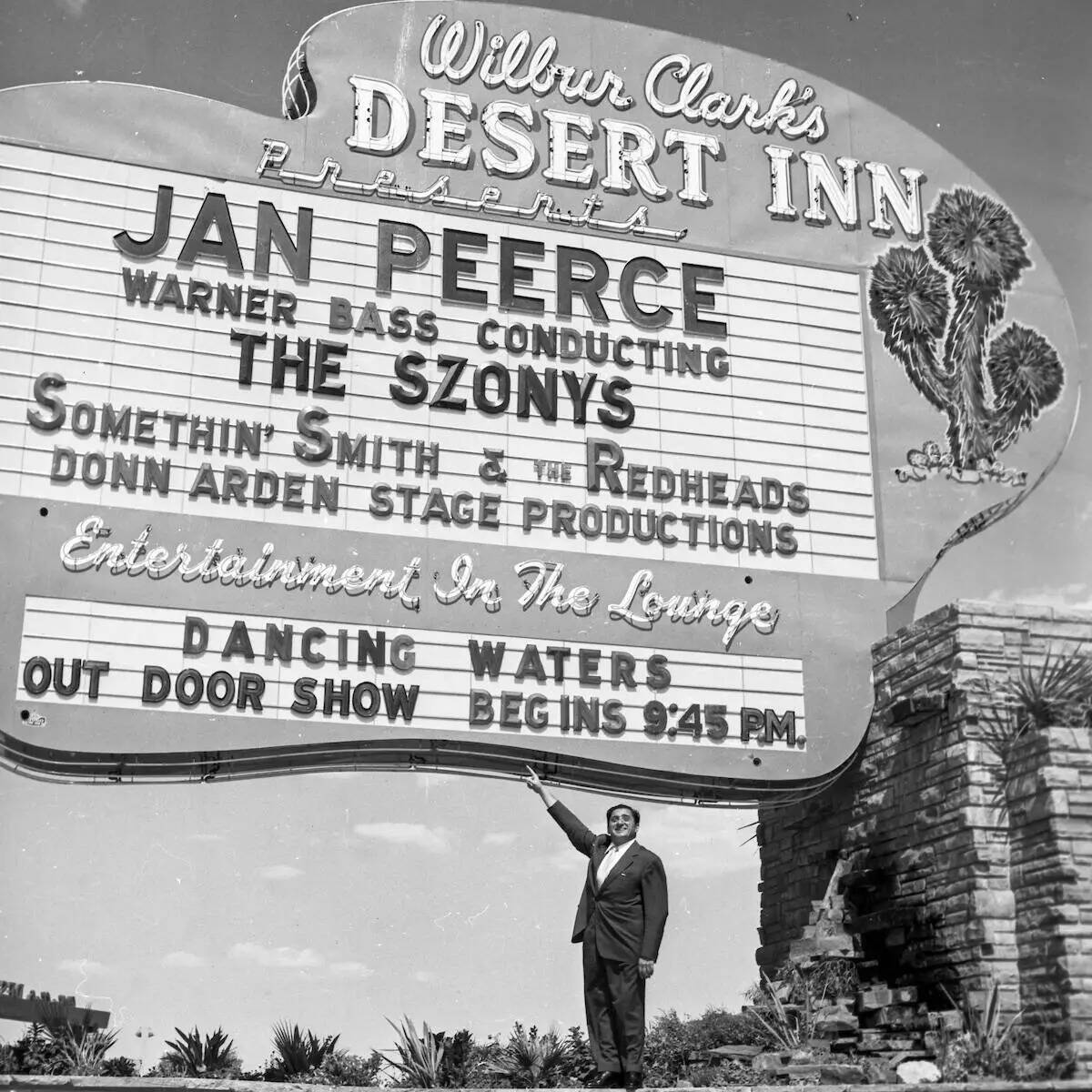 Wilbur Clark señala la marquesina del Desert Inn, con Jan Peerce, en Las Vegas el 10 de septie ...