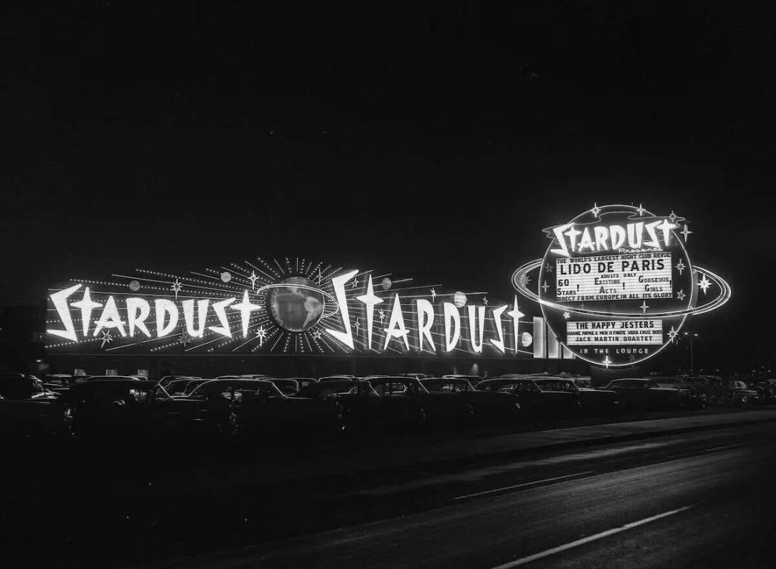 La fachada exterior del Stardust y su icónica marquesina, junto con automóviles de la época, ...