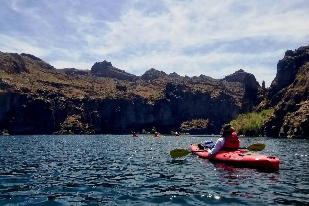 Claudine Branchaud-West navega en un kayak rentado en la ruta Black Canyon National Water Trai. ...