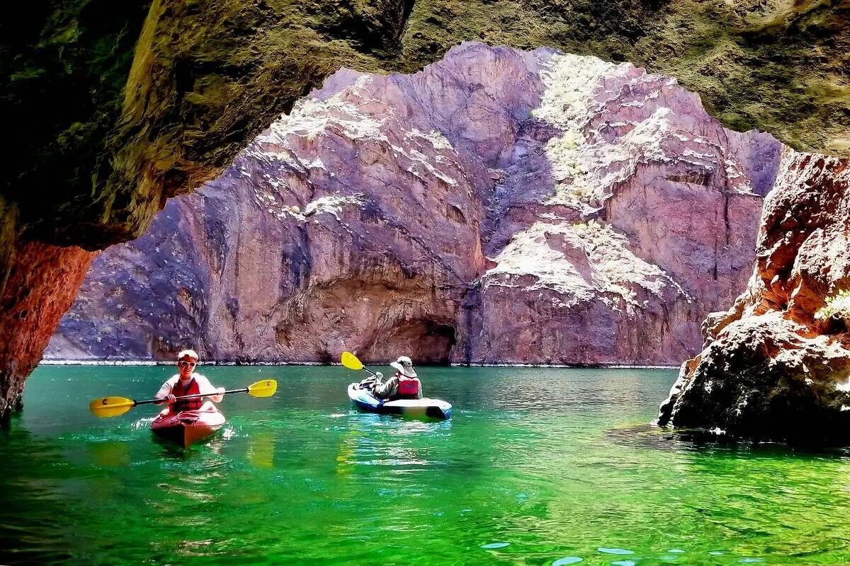 Ryan Burt y Chris Burt navegan en kayak en Emerald Cave, a unas dos millas río arriba desde Wi ...