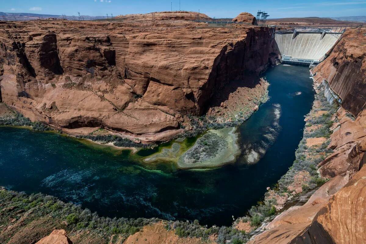 El río Colorado fluye por debajo de la presa Glen Canyon el martes 18 de abril de 2023, en Pag ...