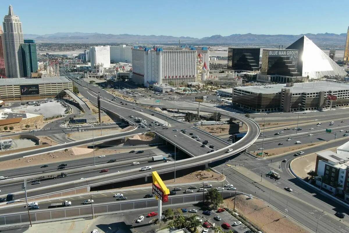 Vista aérea del enlace entre Tropicana Avenue y la Interestatal 15 en Las Vegas en 2021. (Las ...