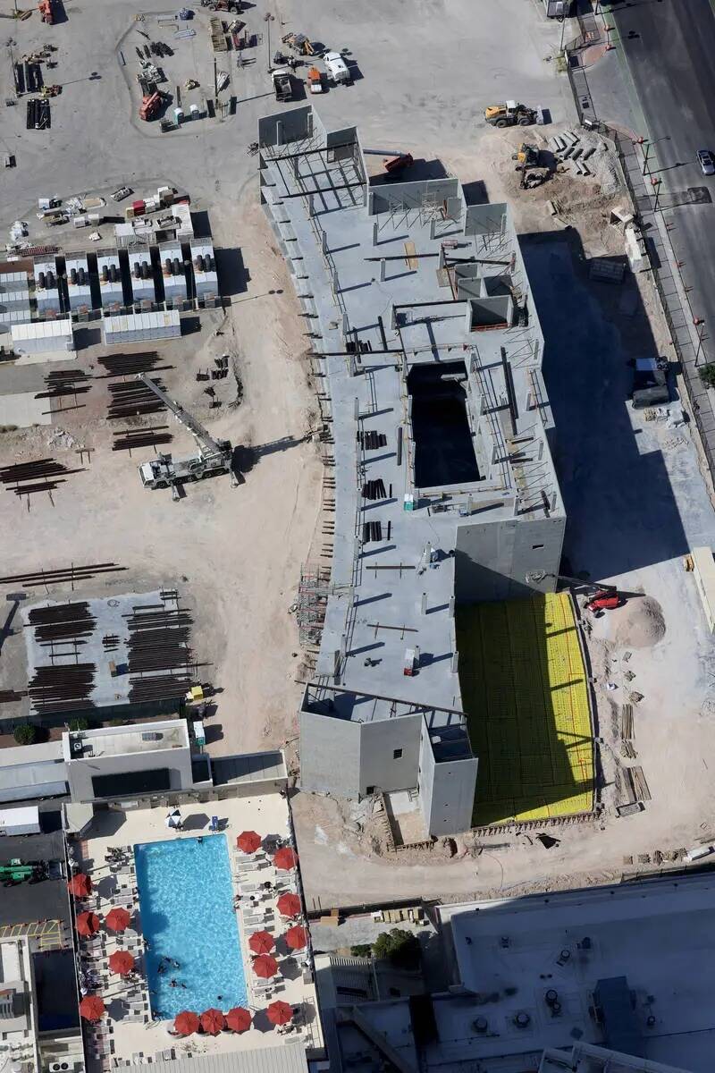 Atomic Golf se muestra en construcción en el lado norte de Strat en Las Vegas Jueves, 11 de ma ...