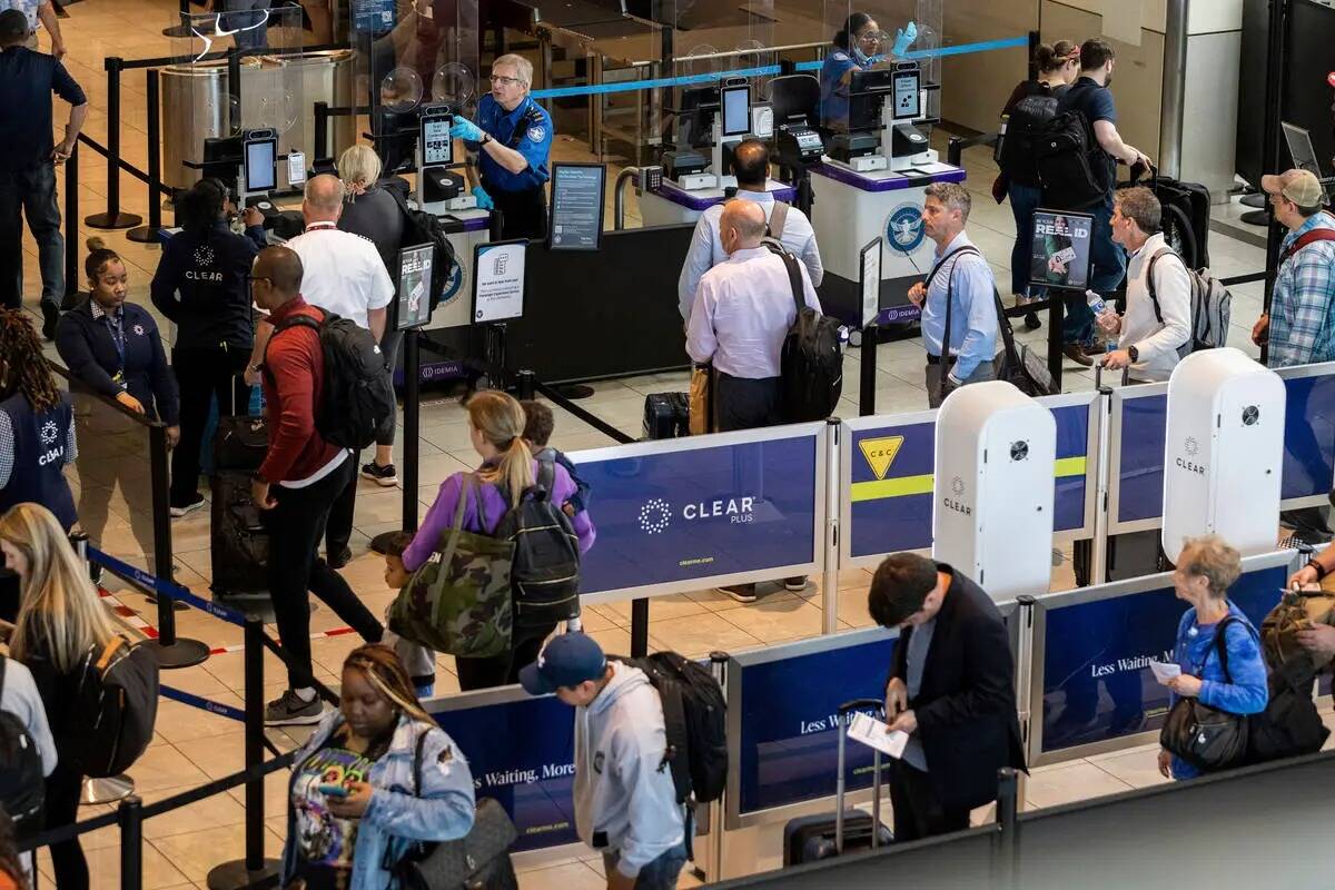 Viajeros esperan en fila en un control de seguridad del aeropuerto de Baltimore-Washington para ...