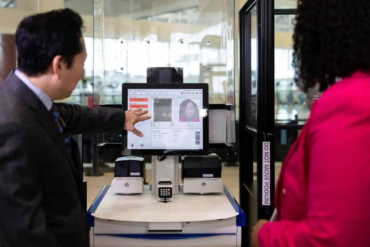 Jason Lim, de la TSA, hace una demostración de la nueva tecnología de reconocimiento facial e ...