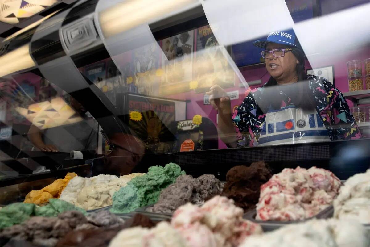 Zoe González, dueña de Up in Scoops, atiende a los clientes de la heladería temática de los ...