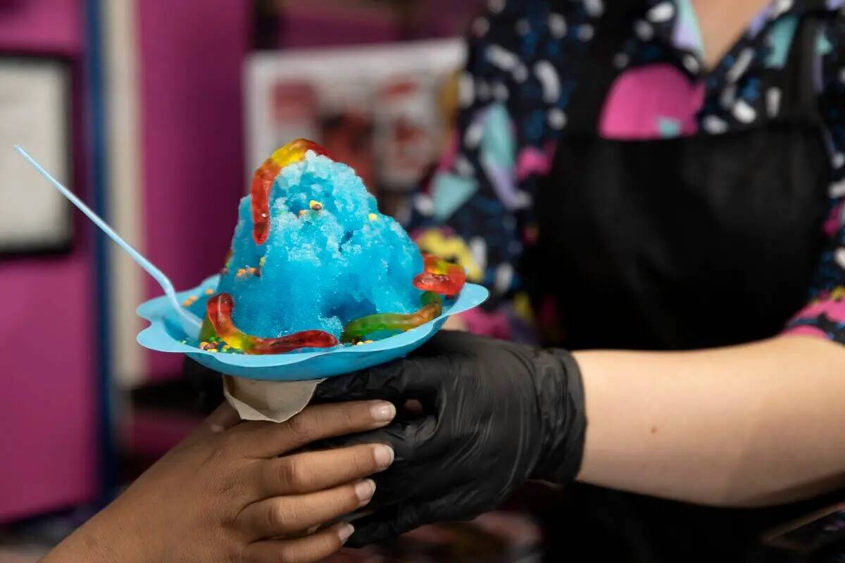 Un helado se entrega a un cliente en Up in Scoops el sábado 15 de abril de 2023, en Las Vegas. ...