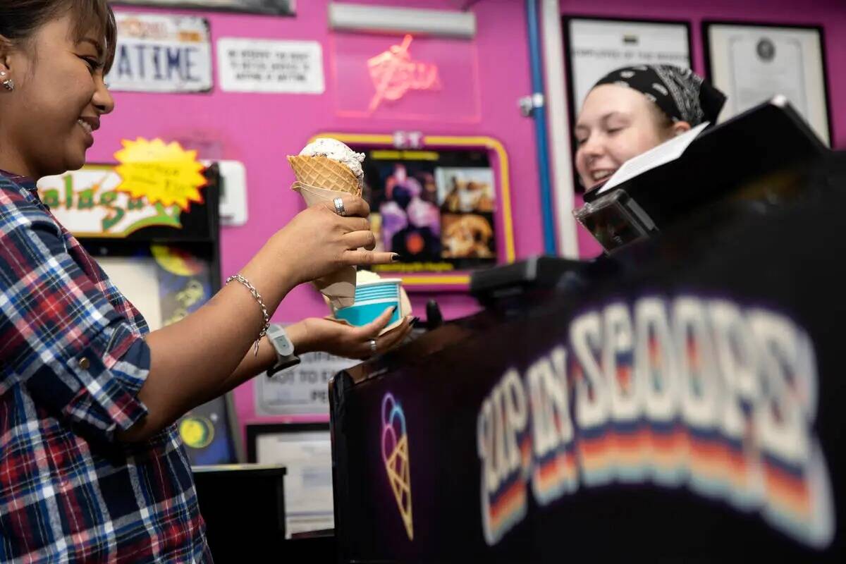 Gretchen Polendey toma su helado en Up in Scoops el sábado 15 de abril de 2023, en Las Vegas. ...