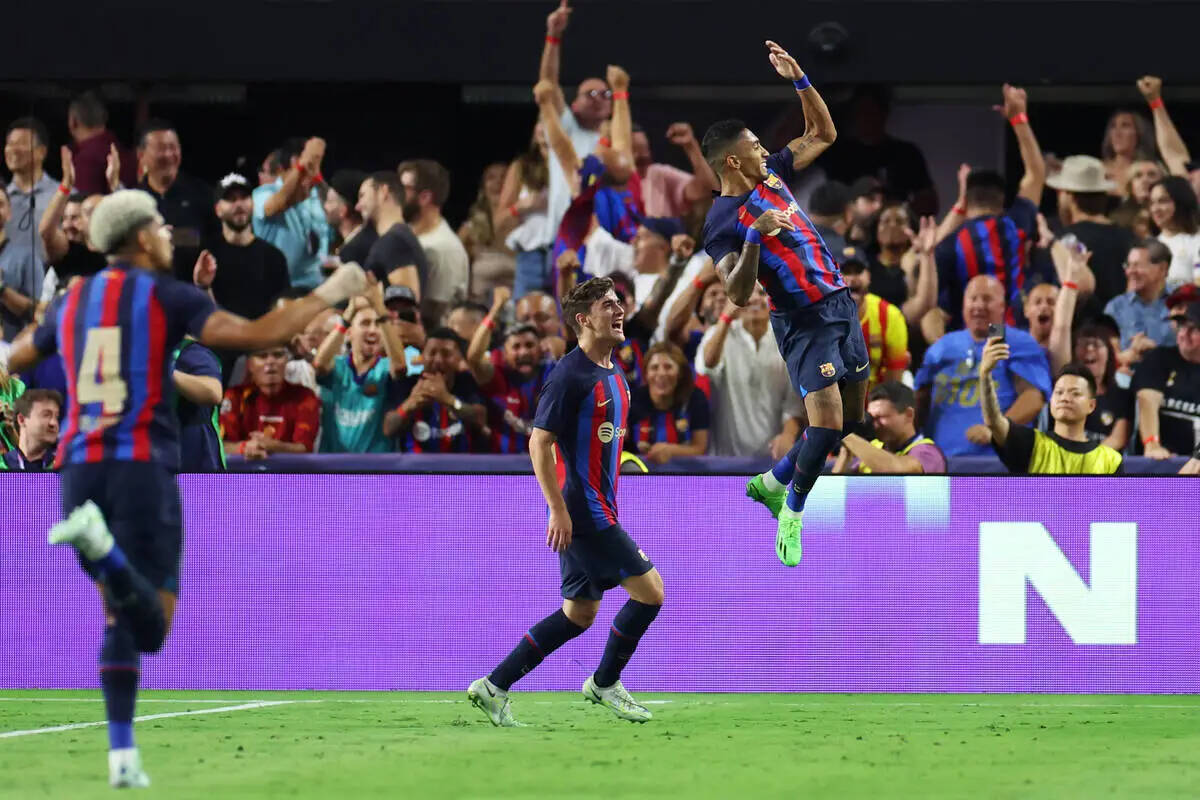Raphael Dias "Raphinha" del Barcelona celebra su gol en la primera mitad de un partido de fútb ...