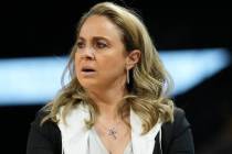 La entrenadora de Las Vegas Aces, Becky Hammon, observa durante un partido de la WNBA contra la ...