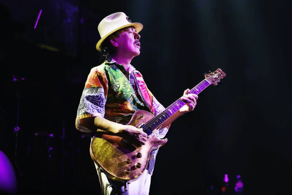 Carlos Santana presentándose en House of Blues del Mandalay Bay el 18 de mayo de 2022. (Denise ...