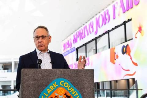 El presidente de la Comisión del Condado Clark, Jim Gibson, habla en una rueda de prensa en La ...