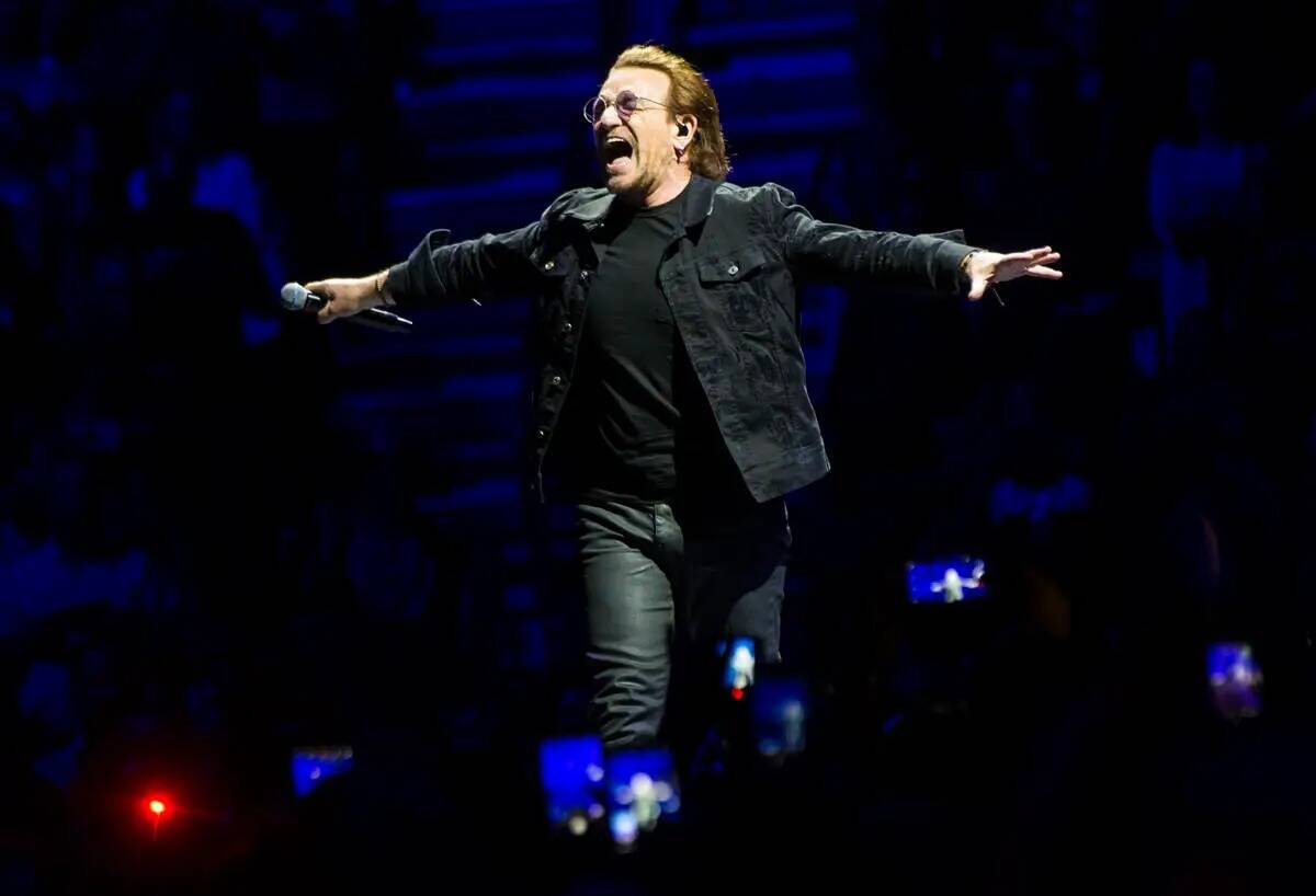 Bono de U2 se presenta en T-Mobile Arena en Las Vegas el viernes 11 de mayo de 2018. Chase Stev ...