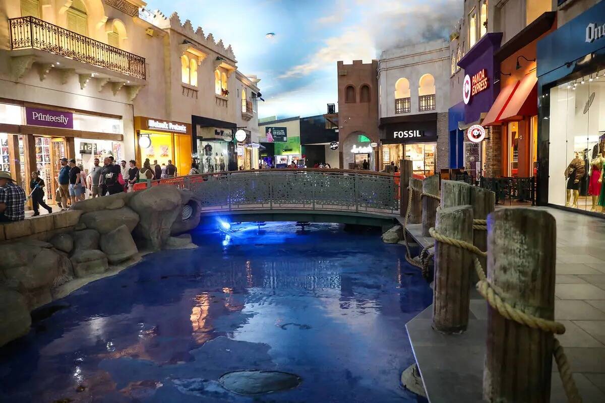 El estanque para el espectáculo acuático en Miracle Mile Shops en Planet Hollywood en Las Veg ...