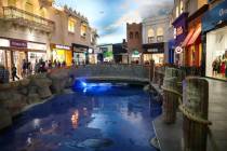 El estanque para el espectáculo acuático en Miracle Mile Shops en Planet Hollywood en Las Veg ...