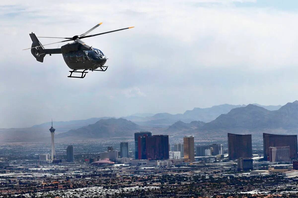 Un helicóptero UH-72B Lakota perteneciente a la Guardia del Ejército de Nevada sobrevuela el ...