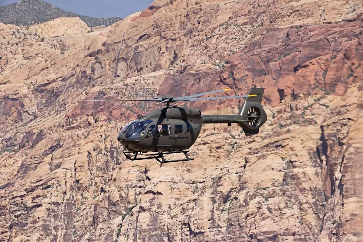Un helicóptero UH-72B Lakota perteneciente a la Guardia del Ejército de Nevada sobrevuela Red ...