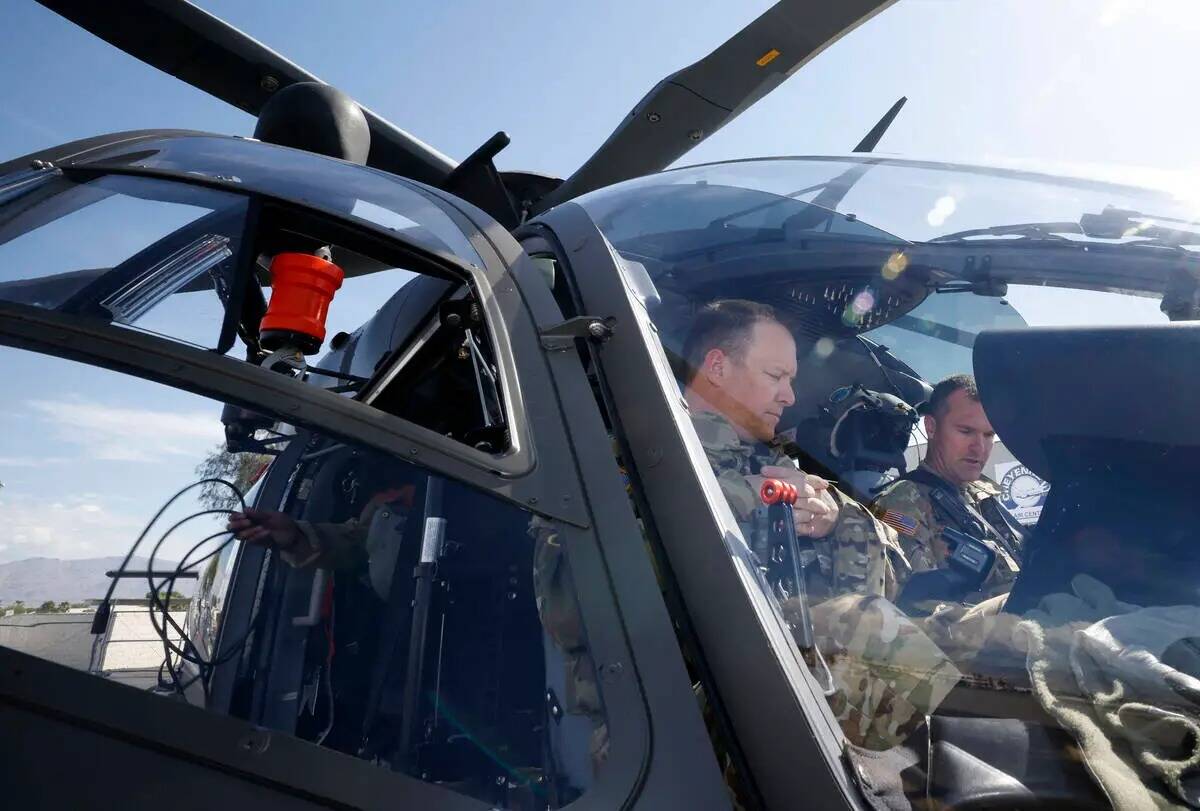 Los pilotos del helicóptero UH-72B Lakota de la Guardia Nacional del Ejército de Estados Unid ...