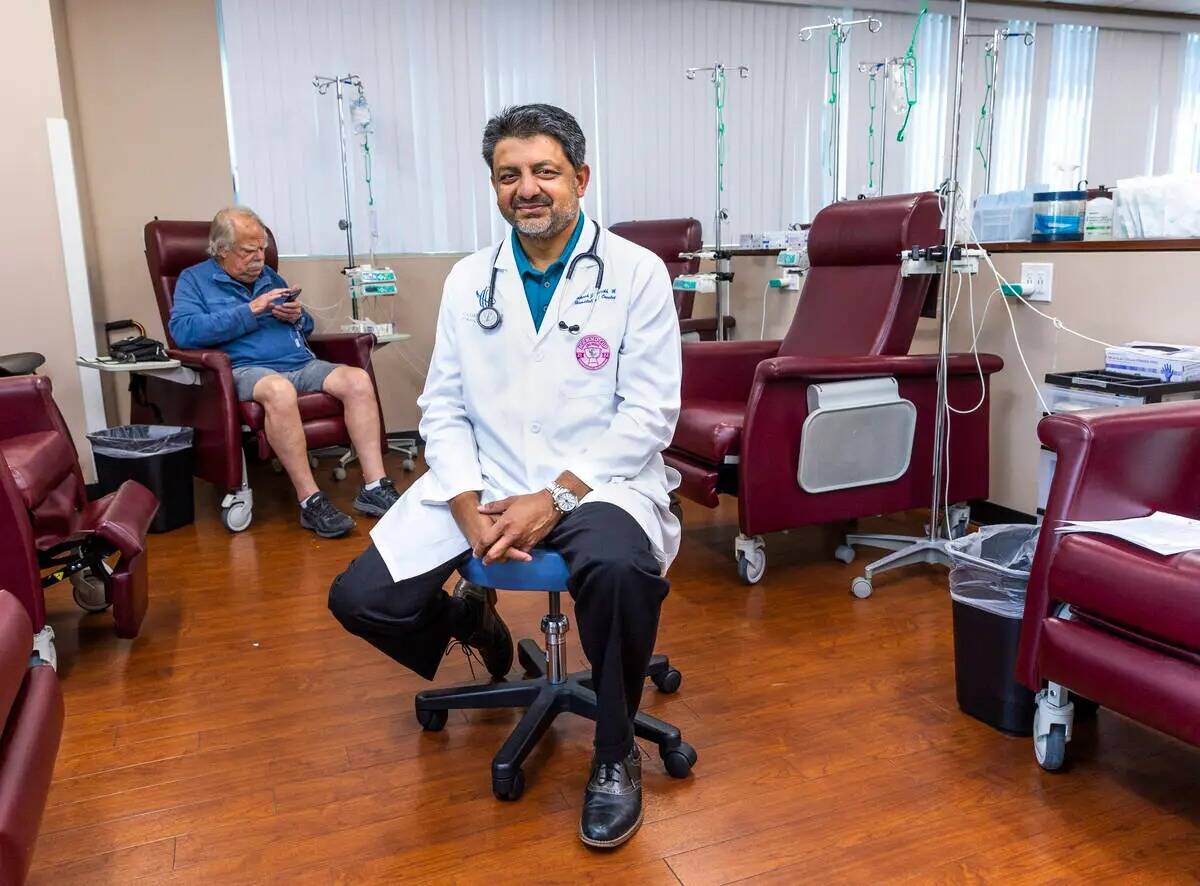 El doctor Rupesh Parikh en la sala de quimioterapia de Comprehensive Cancer Centers el jueves 1 ...