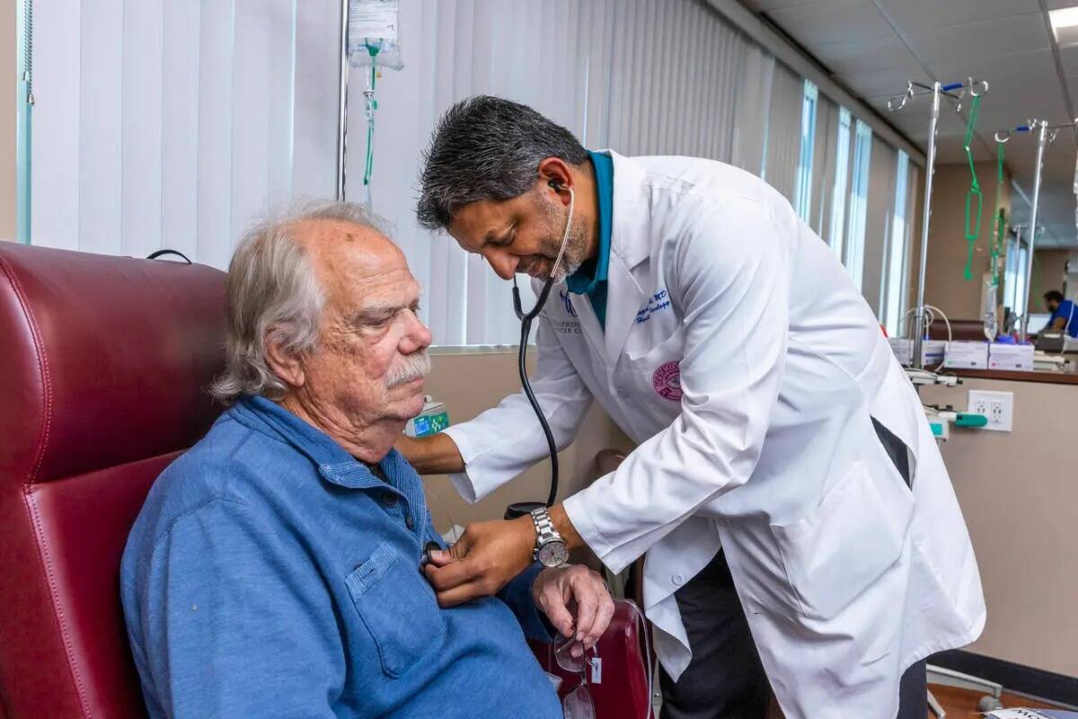 El doctor Rupesh Parikh, a la derecha, comprueba el corazón del paciente Scott Long, de Las Ve ...