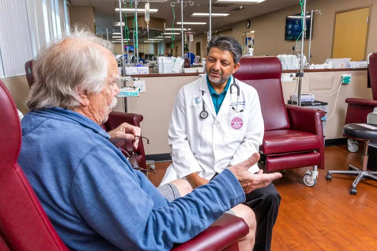 El doctor Rupesh Parikh, a la derecha, charla con el paciente Scott Long, de Las Vegas, en la s ...